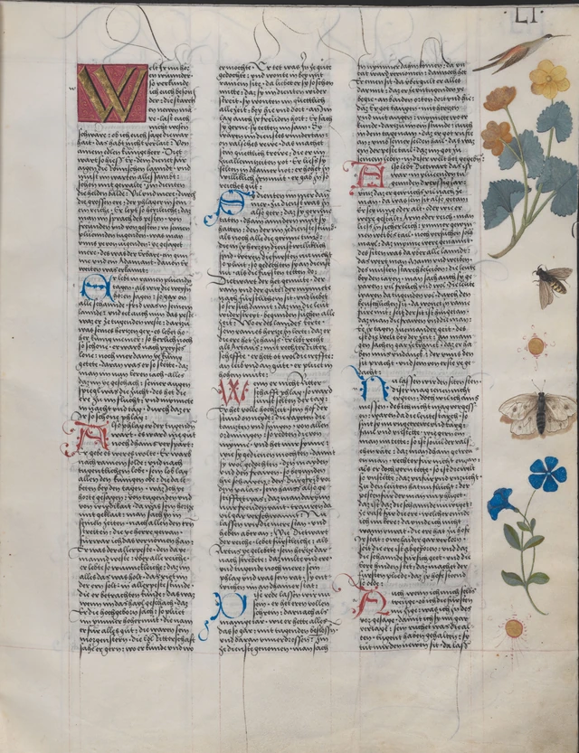 Eine historische Buchseite mit drei Schriftspalten, großer verzierter Initiale und Pflanzen, Vogel und Insekten am rechten Rand.