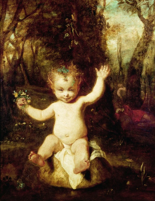 Ein kleines nacktes Kind sitzt mit erhobenen Armen und einem Pflanzenkranz vor dunklem Wald; im Hintergrund eine undeutliche weitere Gestalt.