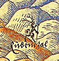 Kleiner farbiger Kartenausschnitt mit einer aufrecht stehenden Mischgestalt, langem Stab und einer Namensbeischrift zwischen Bergschraffuren.