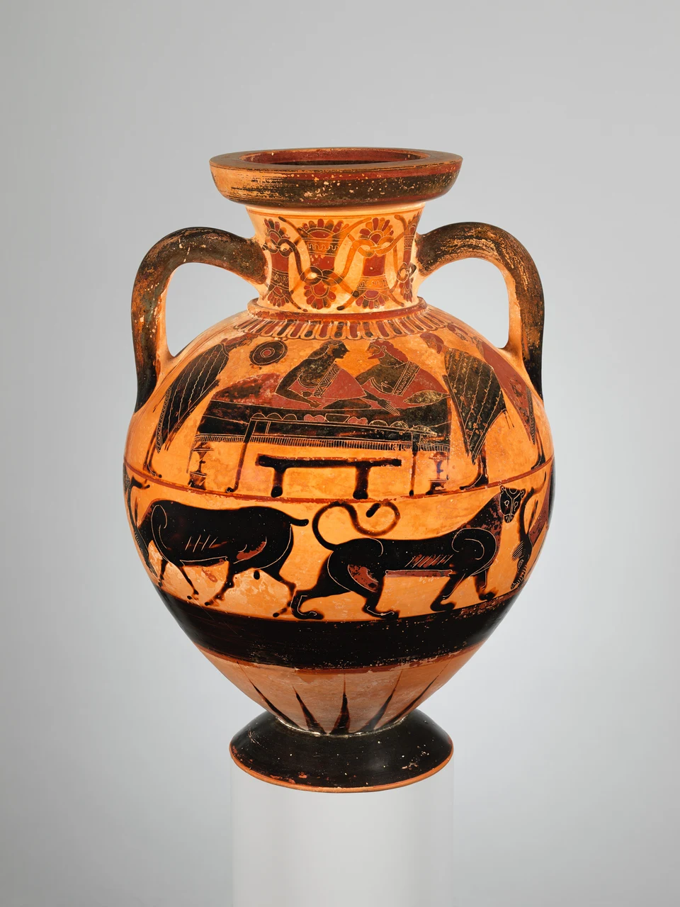 Orange-schwarze attische Amphora: unten schreiten große Stierfiguren, darüber befindet sich eine kleine Kampfszene.
