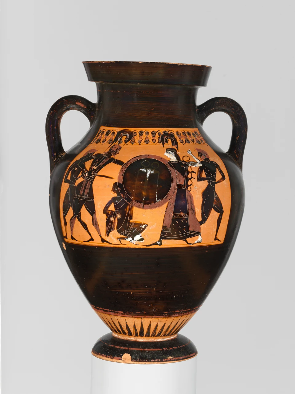 Schwarzfigurige Amphora auf grauem Grund: links ein Bewaffneter, unter dem großen Schild der Athena eine kniende Figur; rechts eine weitere stehende Figur. Rand, Henkel und Fuß sind ganz sichtbar.