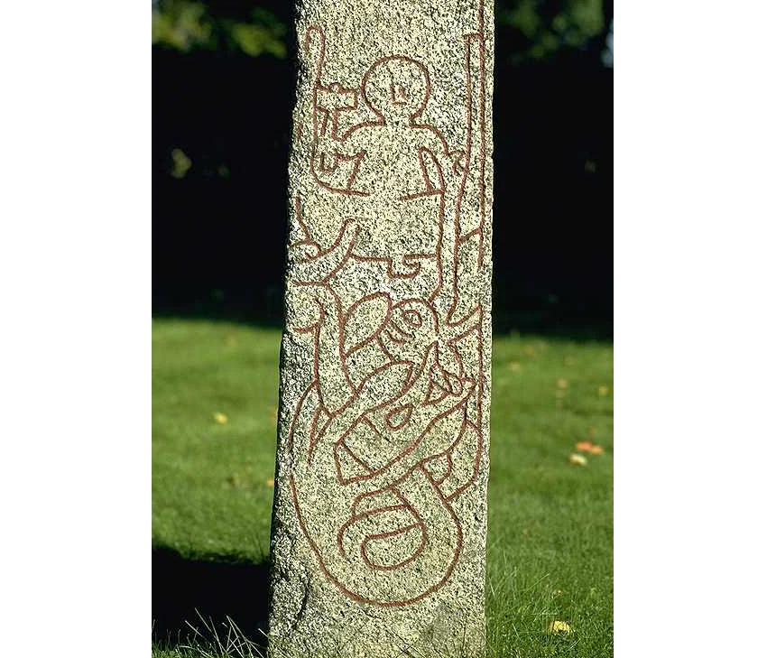 Detail einer schmalen Seite des Altuna-Steins: rot nachgezogene Linien zeigen eine Gestalt mit Hammer im Boot, eine Leine und ein gewundenes Wesen darunter.