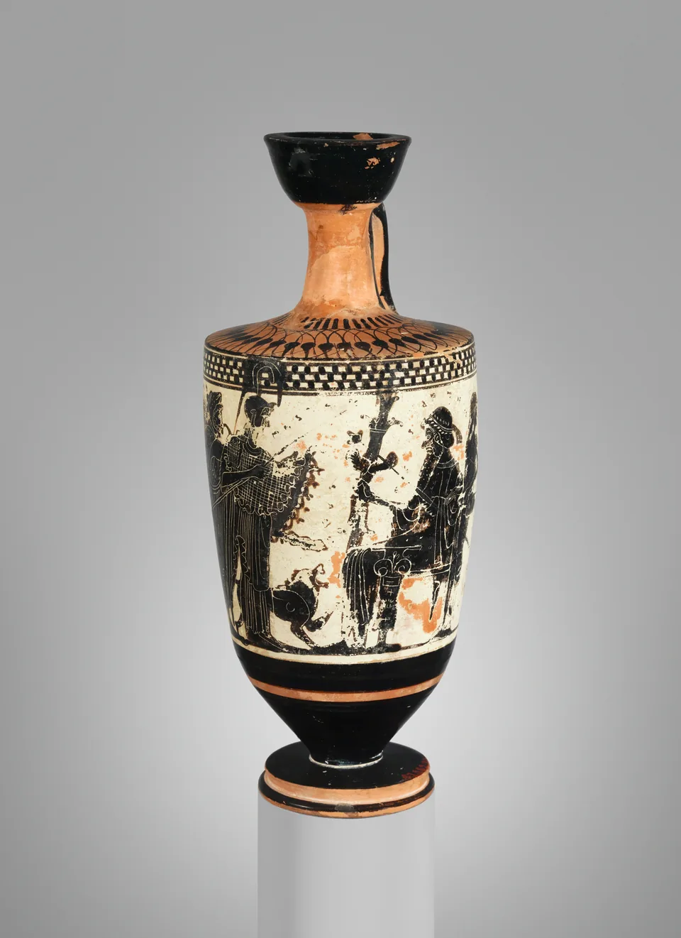 Attische Lekythos; auf der Gefäßwand steht Ares hinter Zeus in einer Szene mit weiteren göttlichen Figuren.