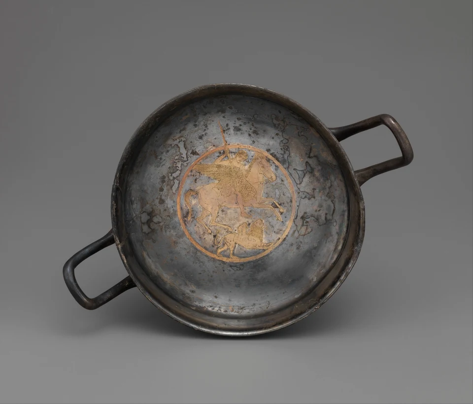 Griechische Silberschale mit kleinem Innenbild: Bellerophon reitet Pegasos über der Chimaira.