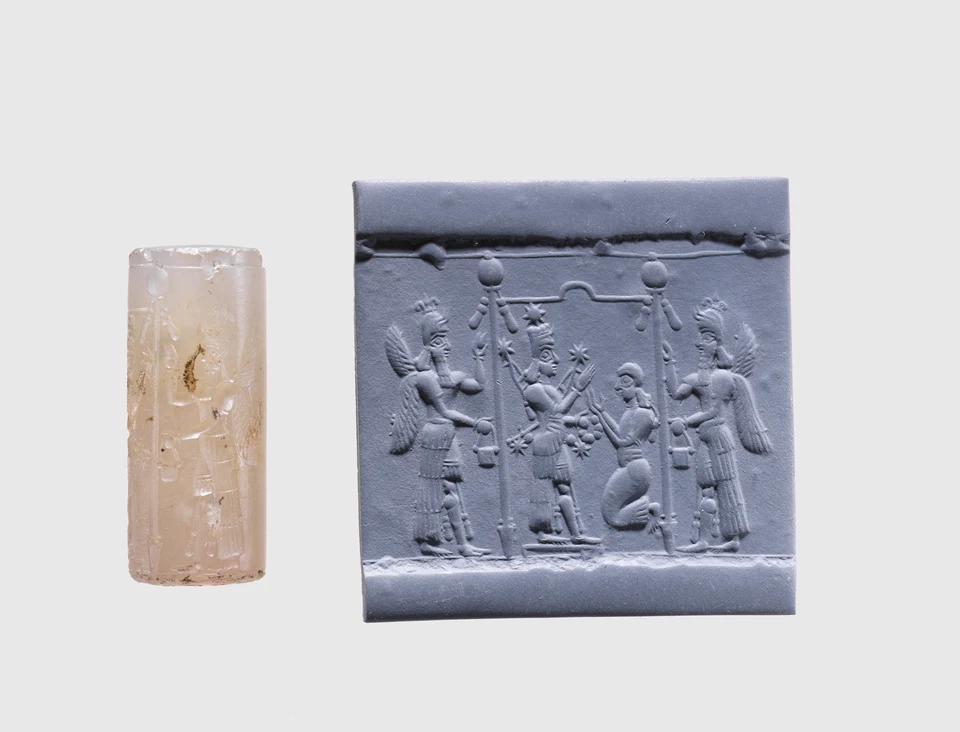 Heller Siegelzylinder neben einer blauvioletten modernen Abrollung: zwei geflügelte Gestalten flankieren ein Gehäuse mit sternengeschmückter stehender Figur und einer knienden Person.