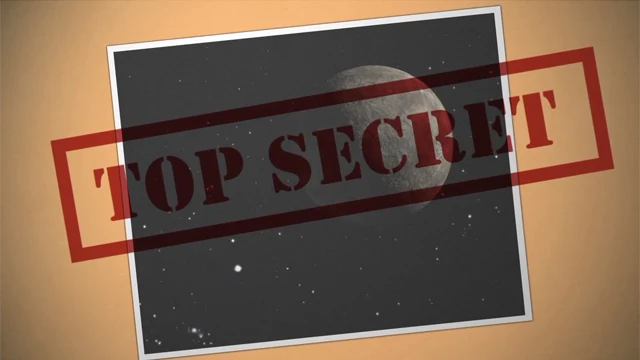 Modernes JPL-Vorschaubild: ein Himmelskörper vor Sternen auf einer Papierfläche, überlagert vom roten Stempel TOP SECRET.