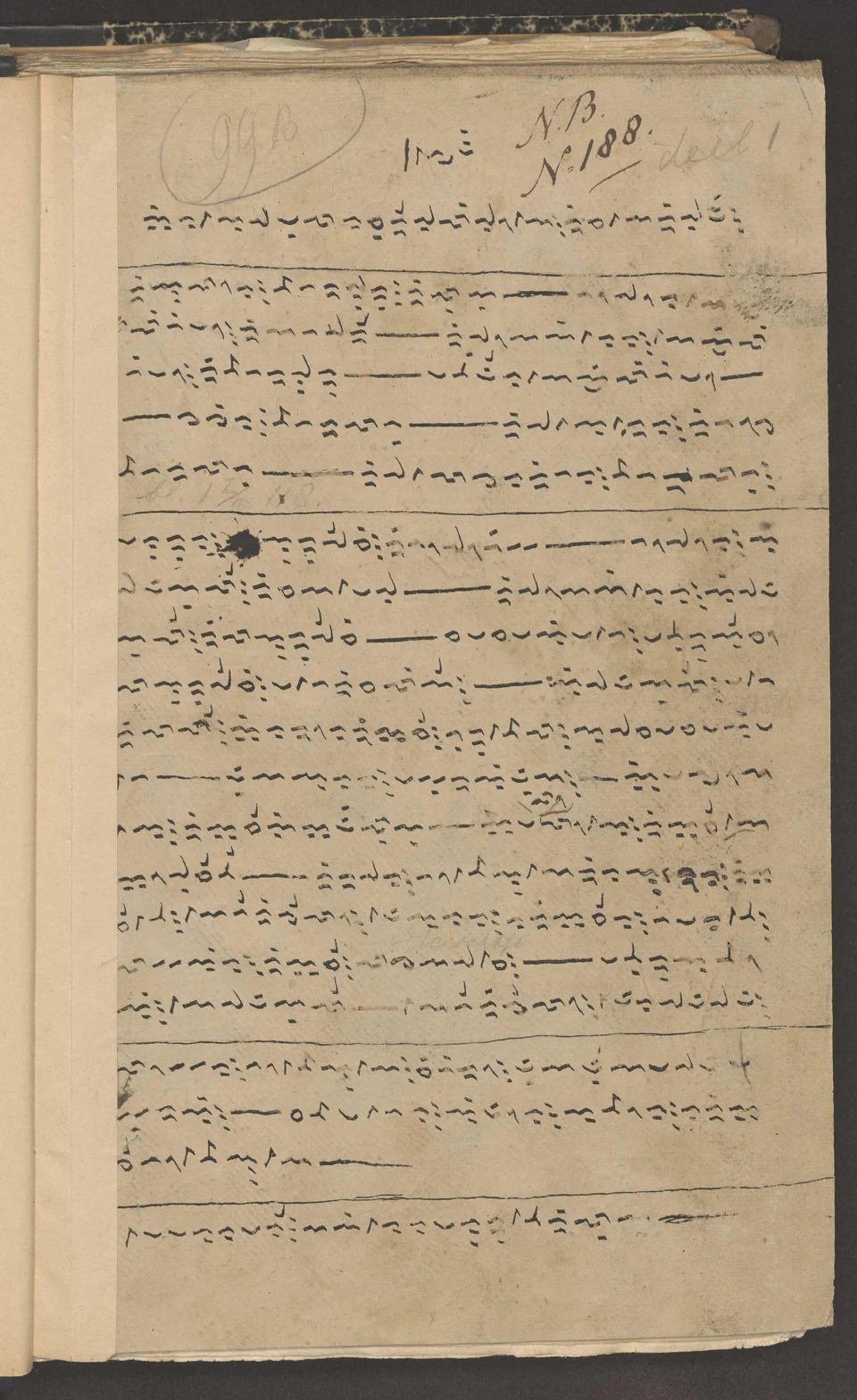 Vergilbte Handschriftenseite mit Zeilen bugischer Schrift, waagerechten Trennstrichen, Randnotizen und einem dunklen Tintenfleck.
