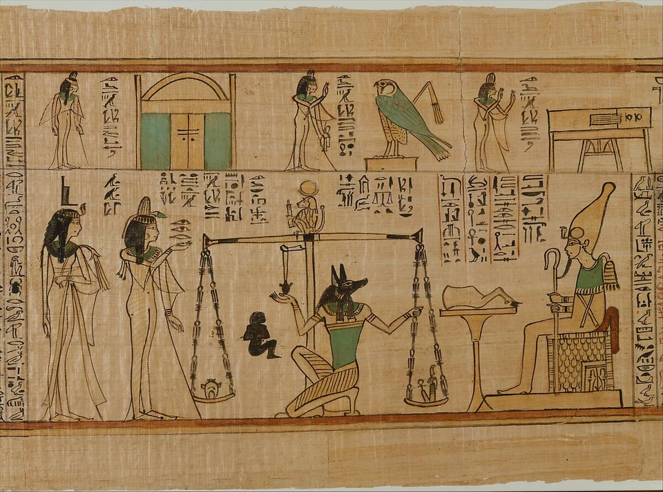 Bemalter Papyrus: zwei Frauen links, eine Waage mit Tierkopfgestalt in der Mitte und eine thronende Gestalt rechts.