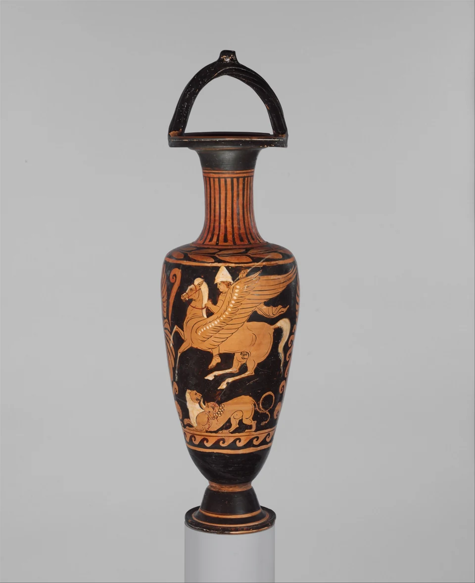 Auf einer hohen antiken Amphora fliegt der geflügelte Pegasos mit Bellerophon über einer verwundeten Chimaira.