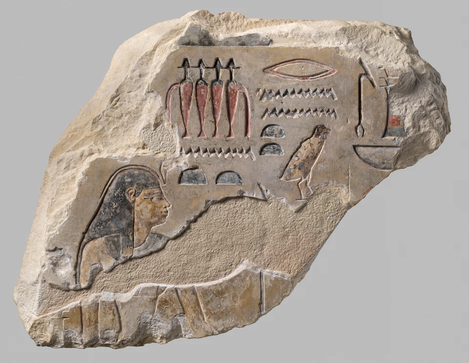 Farbiges Kalksteinfragment mit menschlicher Renenutet-Gestalt und Hieroglyphen aus Lisht Süd.