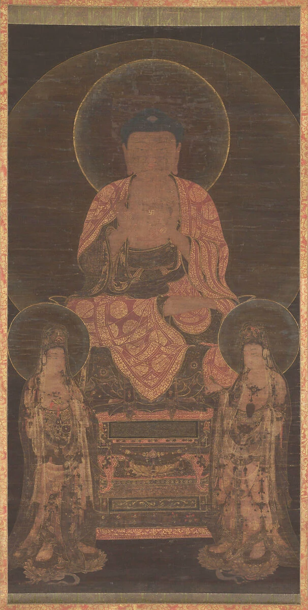 Verblasstes Rollenbild mit großer sitzender Figur im Nimbus auf einem verzierten Thron und zwei kleineren stehenden Begleitern; feine Goldmuster schmücken die Gewänder.