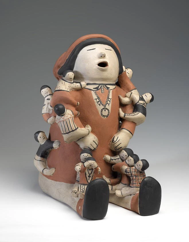 Helen Corderos sitzende Storyteller-Figur mit geschlossenen Augen, offenem Mund und kleinen Zuhörern an Schultern, Armen und Schoß.