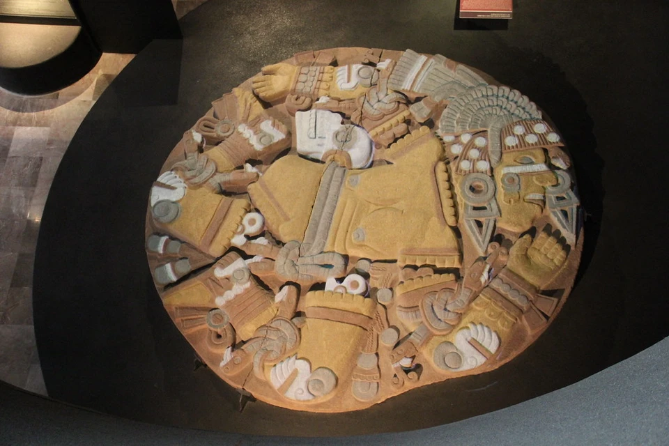 Schräg von oben fotografiertes rundes Coyolxauhqui-Relief im Templo Mayor Museum.