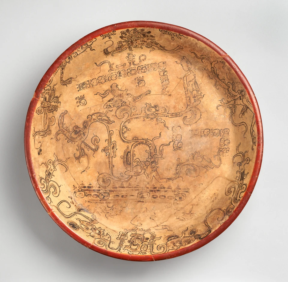 Bemalter Maya-Teller mit zentraler Figur, umlaufenden Bild- und Schriftregistern.