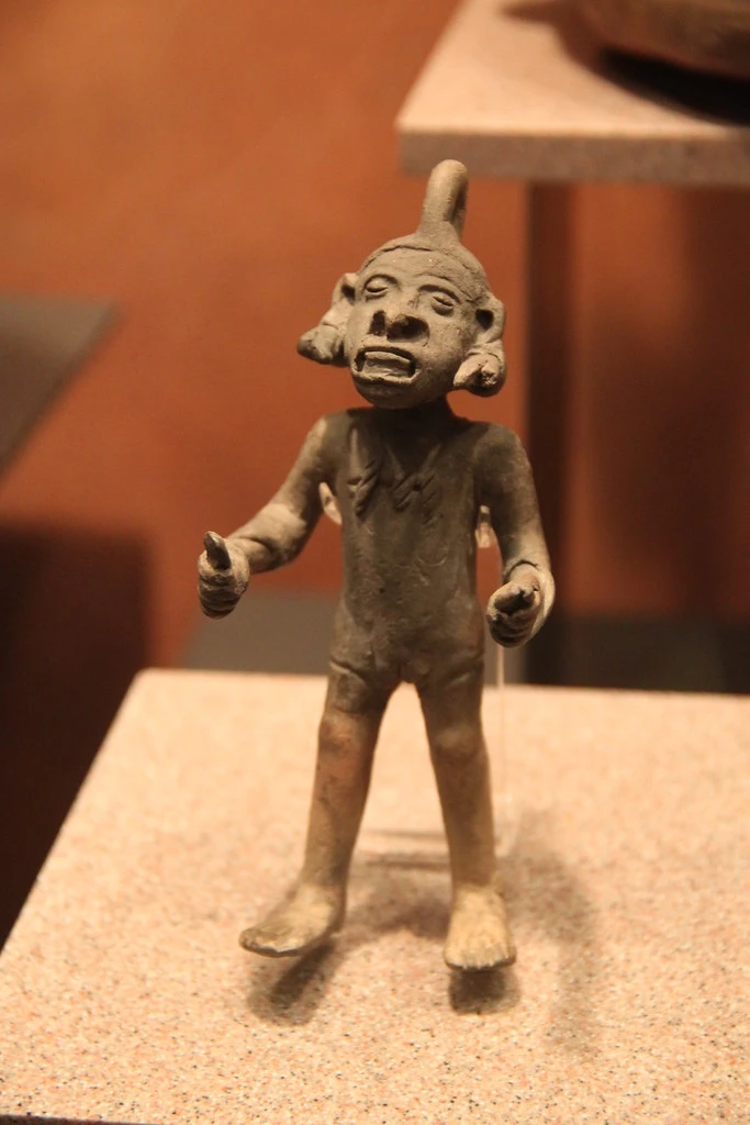 Tatsächlich fotografierte stehende historische Figur mit vorgestreckten Händen, Gesichts- und Ausstattungsdetails.