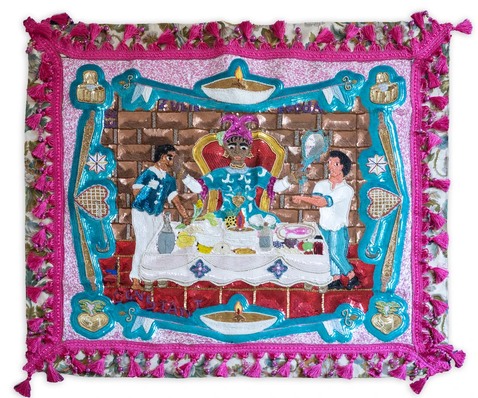 Eine aufwendig gerahmte textile Komposition mit sitzender Figur, Spiegeln und gedecktem Tisch.