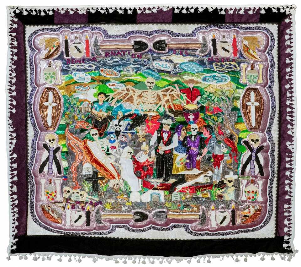 Vollständige textile Arbeit mit zahlreichen Figuren und miteinander verflochtenen Bildräumen.