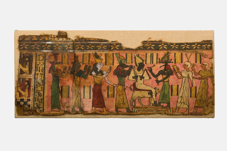 Breites bemaltes Kartonagefragment mit Osiris, einem ibisköpfigen Thot mit Schreibgerät und weiteren Gestalten.