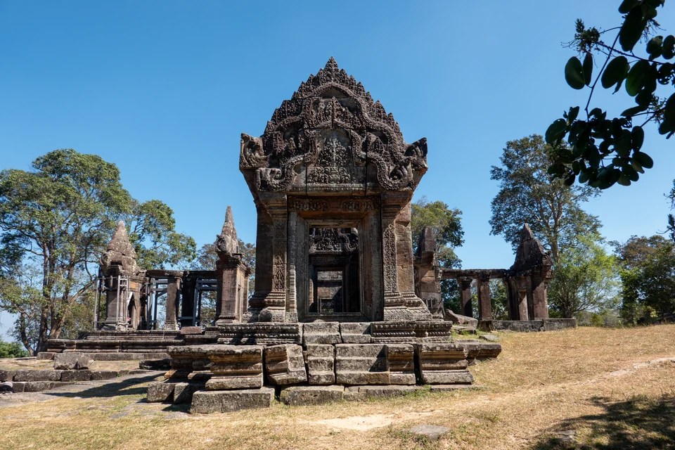 Portal in Preah Vihear mit zentralem Figurenrelief, seitlichen eingerollten Formen und geschmückten Pfeilern.