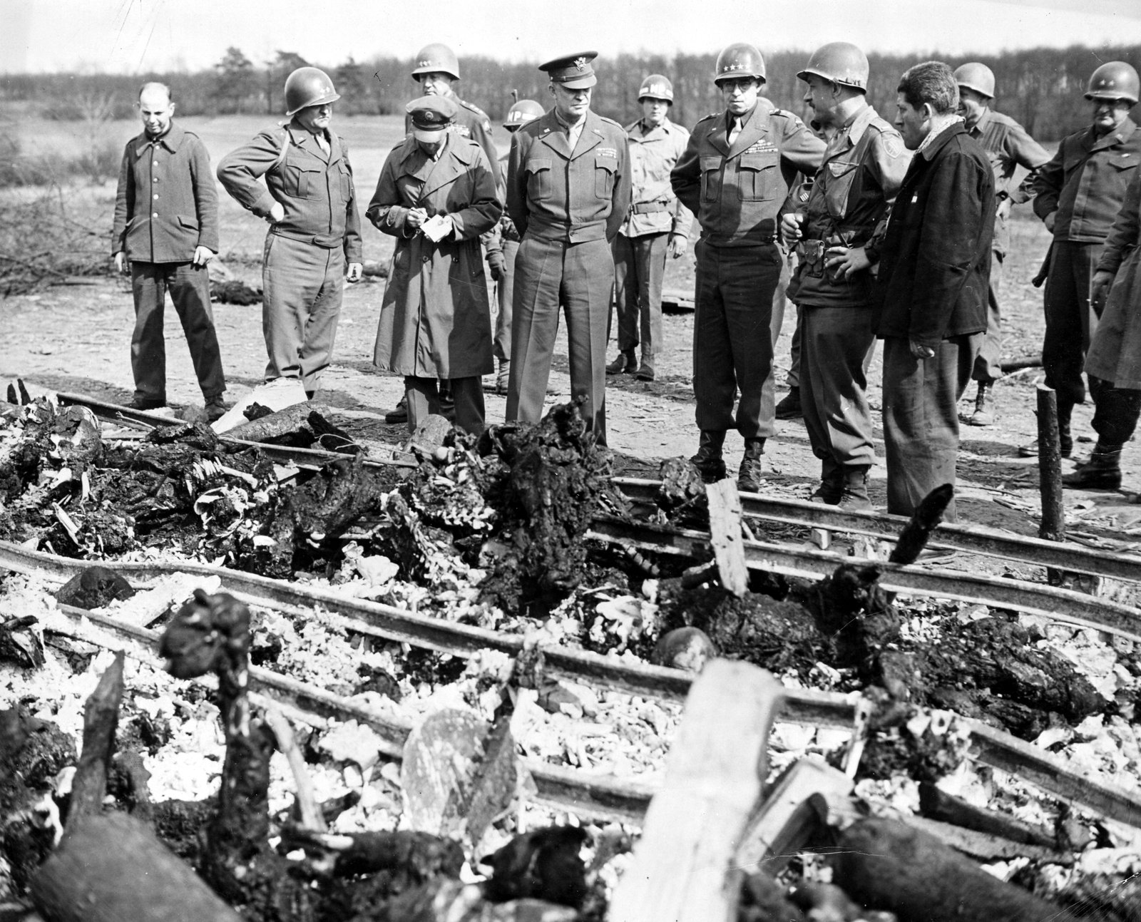 US-Offiziere bei der Besichtigung verbrannter menschlicher Überreste im befreiten Lager Ohrdruf am 12. April 1945.