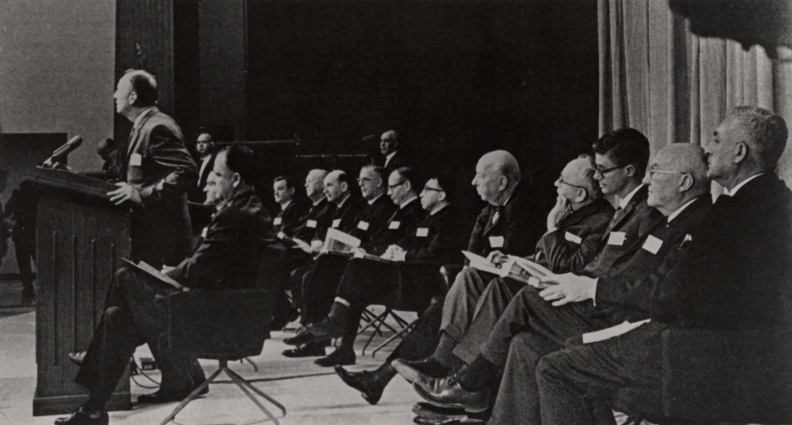 Luther Terry am Rednerpult bei der Pressekonferenz zum Bericht über Rauchen und Gesundheit 1964.