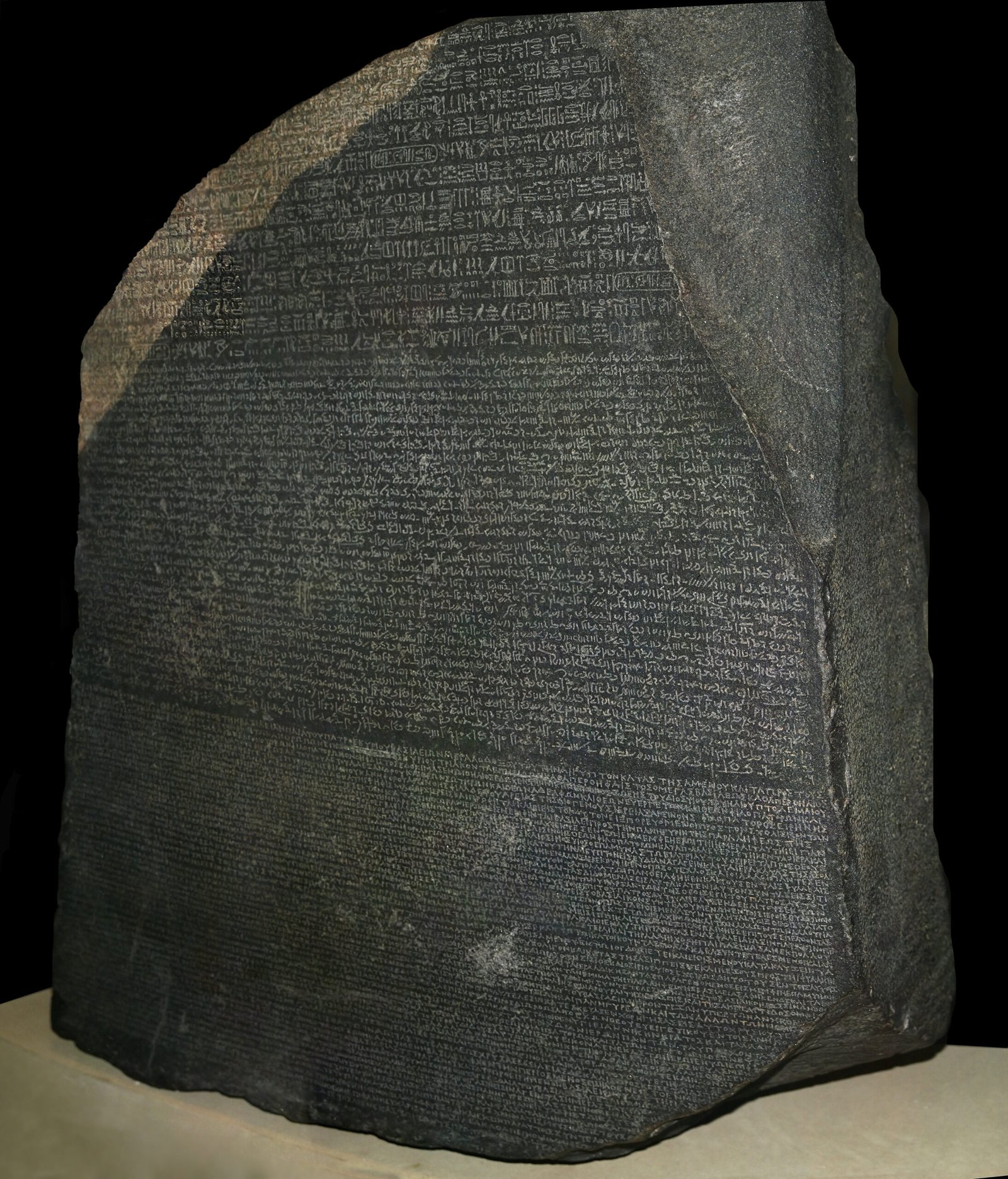 Der echte Stein von Rosette: oben ein stark beschädigtes Feld mit Hieroglyphen, darunter demotische und griechische Zeilen auf dunklem Stein.