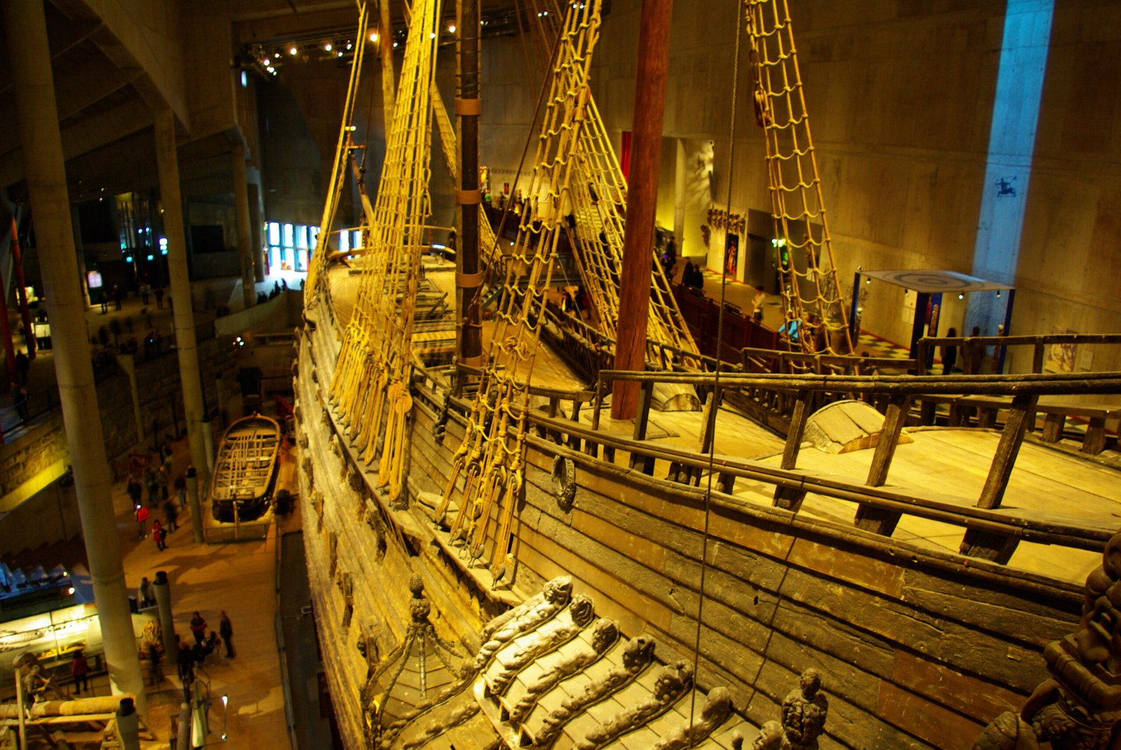 Die erhaltene Vasa im Museum 2009: Blick entlang des hölzernen Rumpfs und Decks, mit Takelage, Schnitzereien und Besuchergalerien.